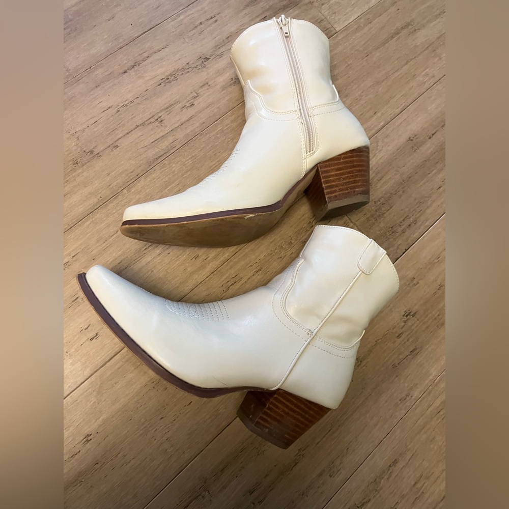 John Zee women’s leather cream western boots. Size 8